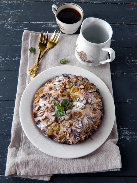 Biscuit cake with grapes and walnuts — Stock Photo, Image