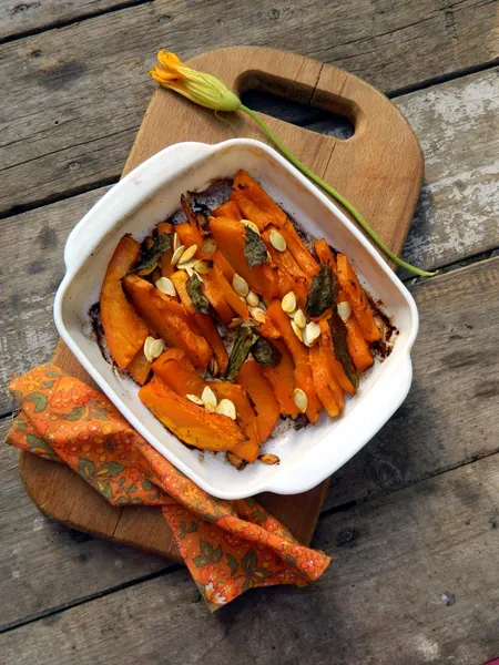 Calabaza al horno con salvia y semillas — Foto de Stock