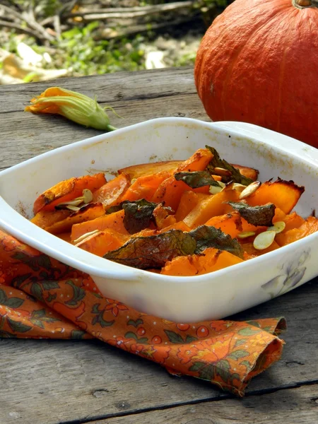 Calabaza al horno con salvia y semillas — Foto de Stock