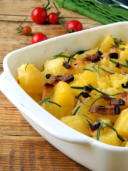 Patatas al horno con romero y tocino —  Fotos de Stock