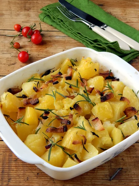 ローズマリーとベーコンのオーブン焼きジャガイモ — ストック写真