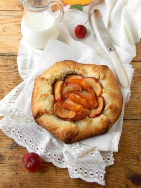 Ev yapımı elmalı turta.