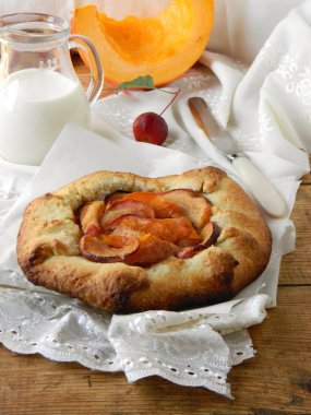 Ev yapımı elmalı turta.