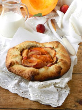 Ev yapımı elmalı turta.