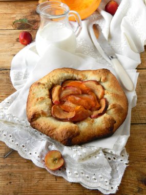 Ev yapımı elmalı turta.