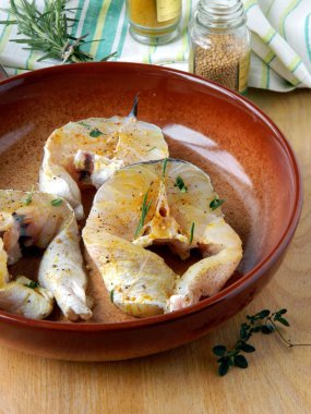 kızarmış balık parçaları