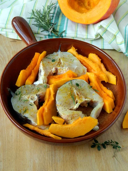 Pesce alla griglia con zucca — Foto Stock