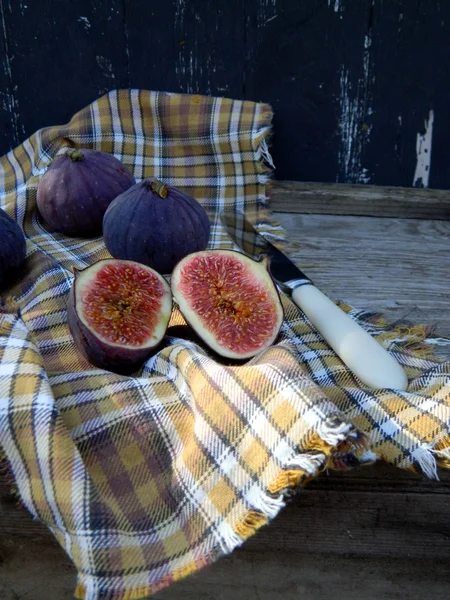 Figos cortados com uma faca e toalha de mesa — Fotografia de Stock