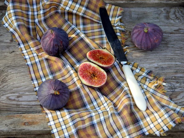 Figos cortados com uma faca e toalha de mesa — Fotografia de Stock