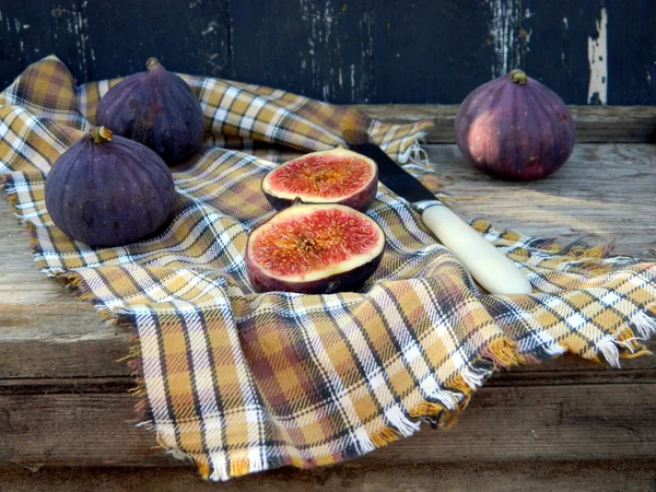 Figos cortados com uma faca e toalha de mesa — Fotografia de Stock