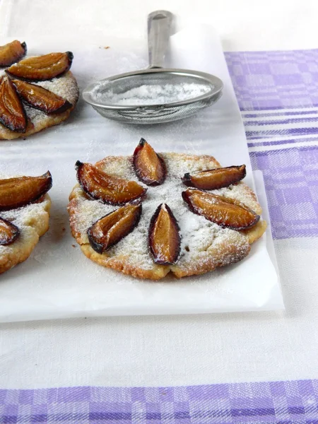 Biscuits with plums — Stock Photo, Image