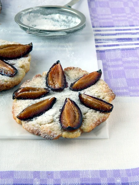 Biscuits with plums — Stock Photo, Image