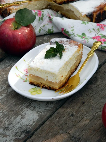 Süzme peynir pasta elmalı — Stok fotoğraf
