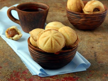 pişmiş toprak kap içinde