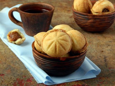 pişmiş toprak kap içinde