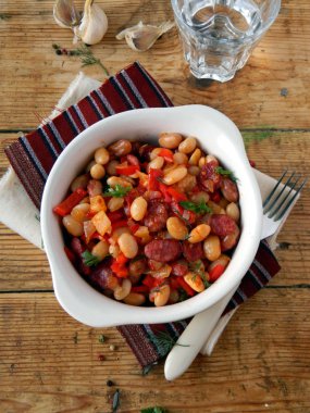 ahşap masa tabağa iştah açıcı yemek