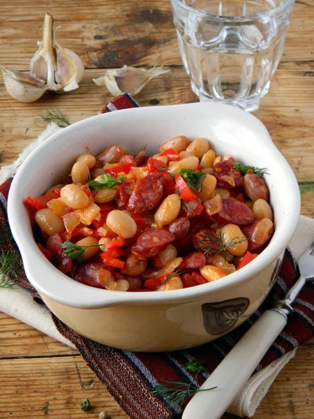 Smakelijk gerecht in de plaat op houten tafel — Stockfoto