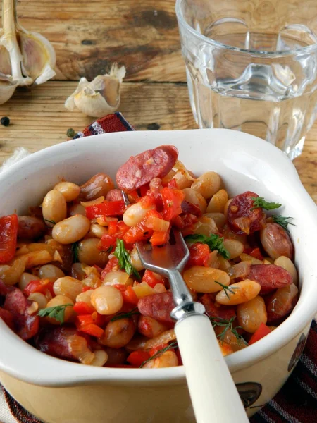 Smakelijk gerecht in de plaat op houten tafel — Stockfoto