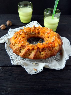 ahşap bir masa üzerinde pişirme