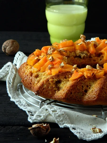 Bakning på ett träbord — Stockfoto