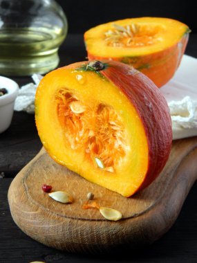 Tahta masadaki balkabağı