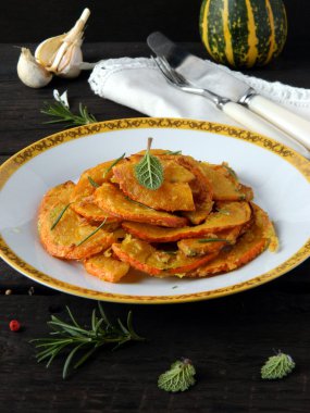 ahşap masa tabağa iştah açıcı yemek