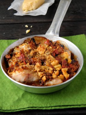 ahşap bir masa üzerinde tavada iştah açıcı yemek