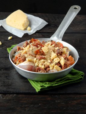 ahşap bir masa üzerinde tavada iştah açıcı yemek