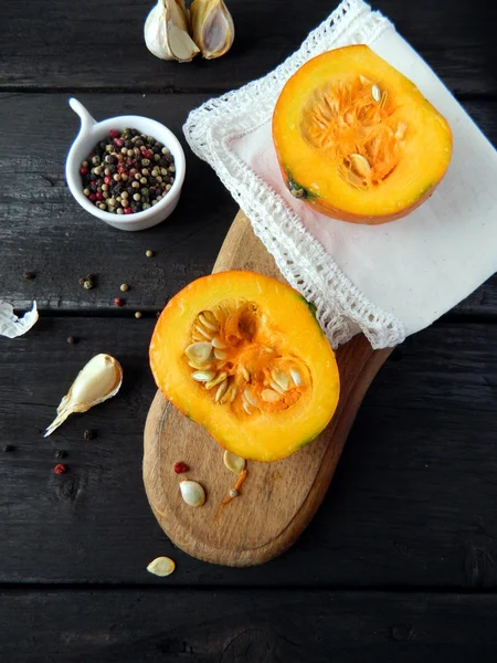 Calabaza en una tabla de cortar de madera — Foto de Stock