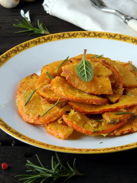 Plat appétissant dans l'assiette sur une table en bois — Photo