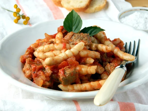 Huisgemaakte pasta met vlees stoofpot — Stockfoto