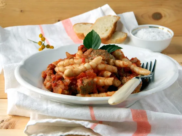Huisgemaakte pasta met vlees stoofpot — Stockfoto
