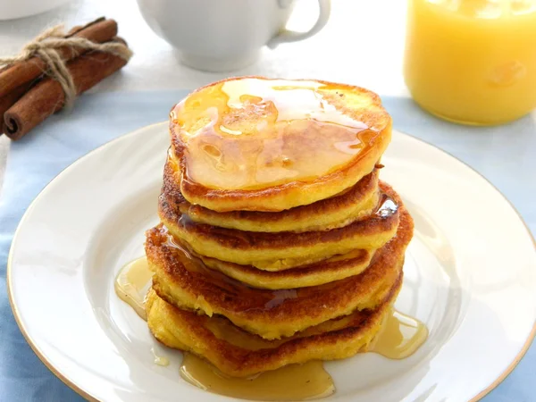 Stapel Pfannkuchen mit Honig — Stockfoto