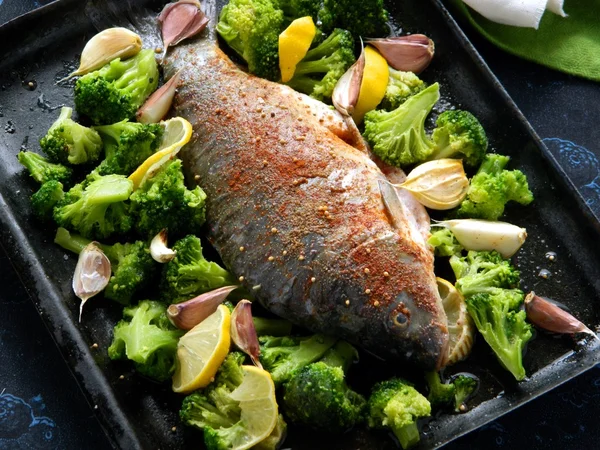 Yeşillikleri ile pişmiş balık — Stok fotoğraf
