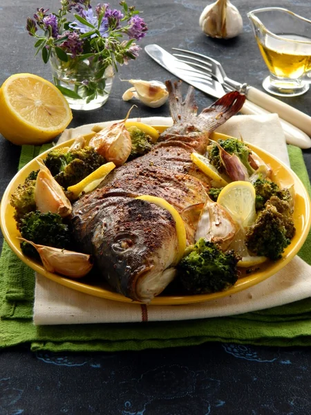 Fish baked with greens — Stock Photo, Image