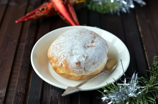 Donut esloveno tradicional na placa branca — Fotografia de Stock