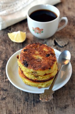 Tatlı peynirli krep tabakta