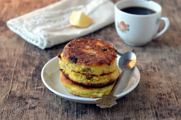 Zoete kaas pannenkoeken op een bord — Stockfoto