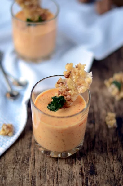 Läcker dessert i glas på träbord — Stockfoto