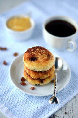 Peynirli krep ile kuru üzüm