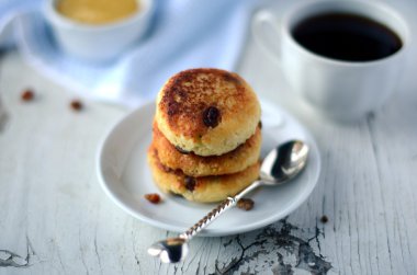 Peynirli krep ile kuru üzüm