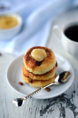 Peynirli krep ile kuru üzüm