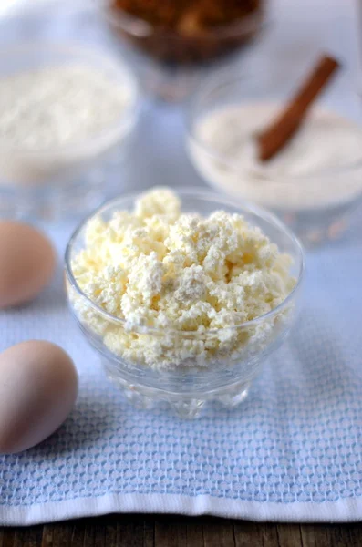 Dos huevos y postre blanco — Foto de Stock