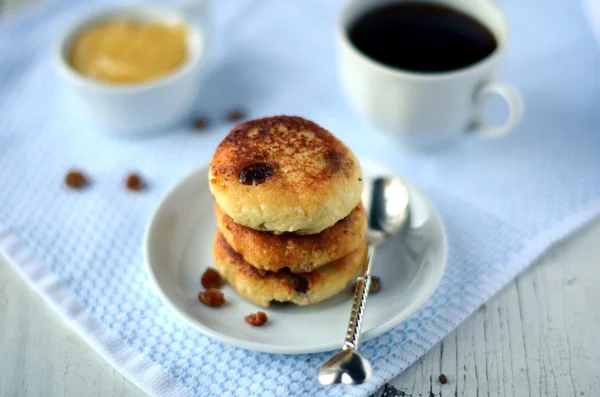 Cheese pancakes with raisins — Stock Photo, Image