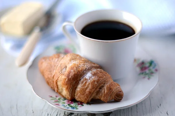 Croissant y taza de café —  Fotos de Stock