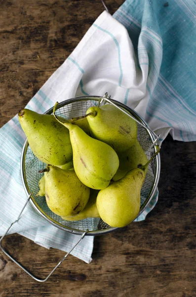 Tallrik med päron — Stockfoto