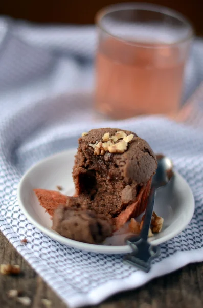 Chocolade cake met noten — Stockfoto