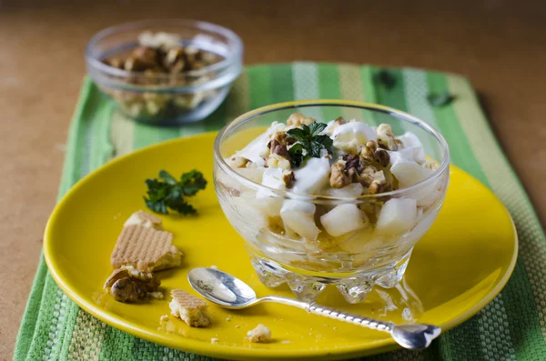 Birnendessert und Kekse und Sahne — Stockfoto