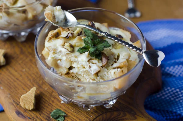 Päron dessert och cookies och grädde — Stockfoto