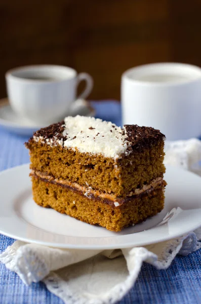 Esponja de pastel con mermelada de albaricoque en COCONUT — Foto de Stock